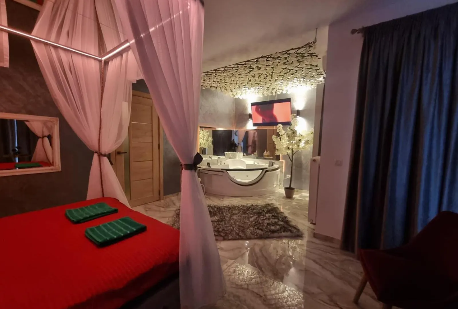 Apartment Deluxe Jacuzzi & Baldaquin Studio Bucharest