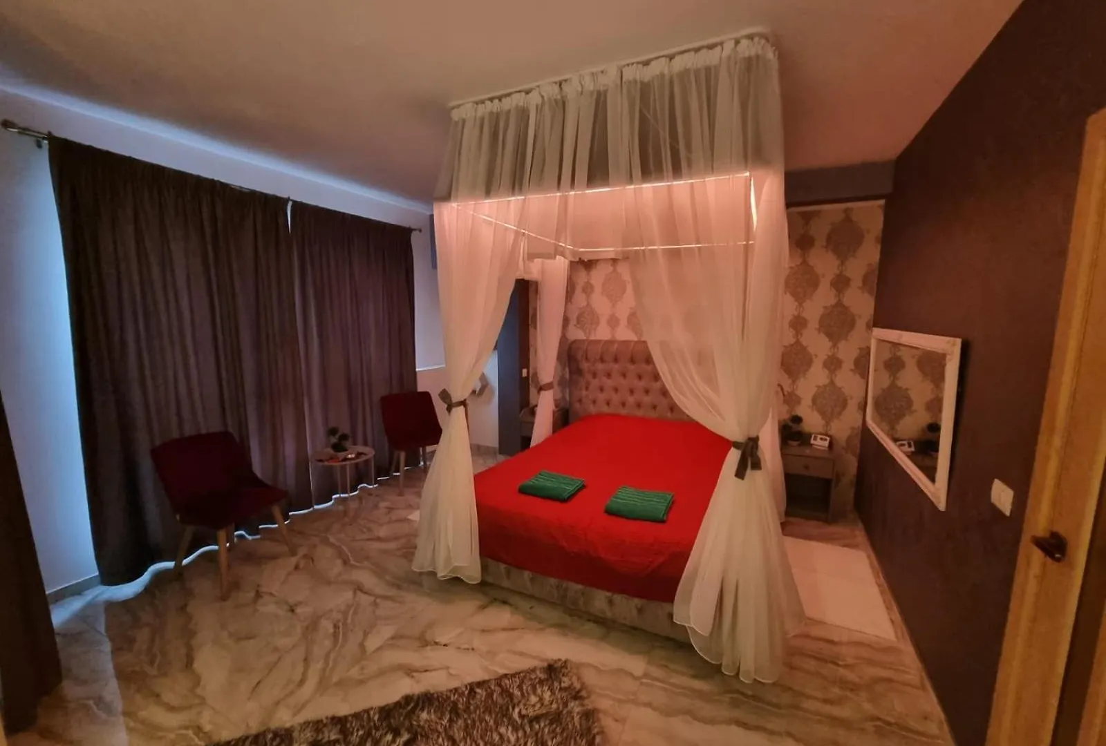 Deluxe Jacuzzi & Baldaquin Studio Bucharest