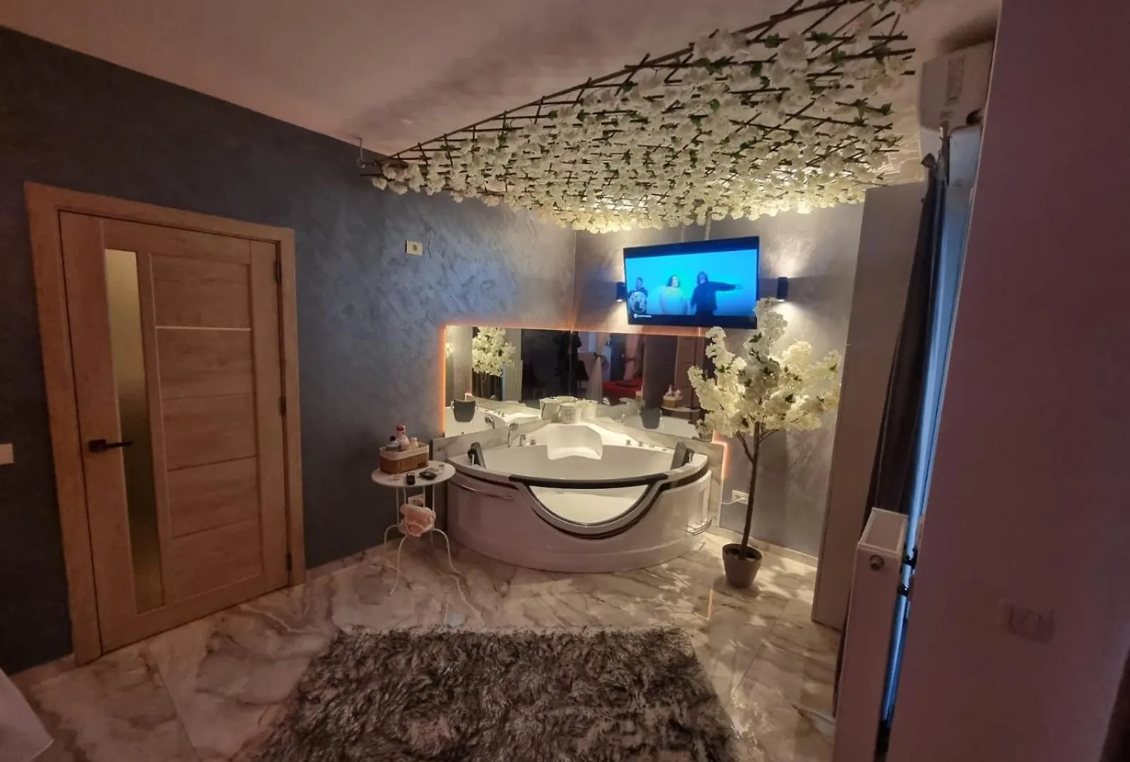 Deluxe Jacuzzi & Baldaquin Studio Bucharest 0*,