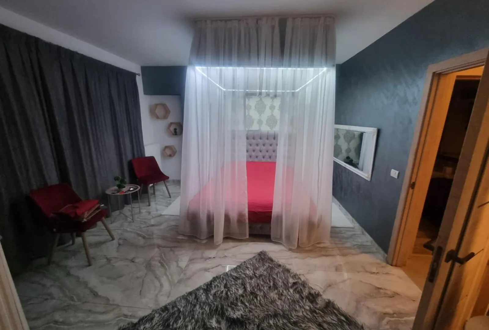 Deluxe Jacuzzi & Baldaquin Studio Bucharest Apartment